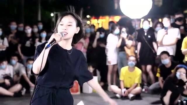 小姐姐在街头演唱《活着》,慌慌张张匆匆忙忙,唱出了生活的真谛!