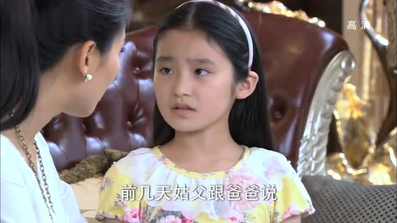 贤妻小娟翻墙出去追妈妈没想到被奶奶看见了立马就去追