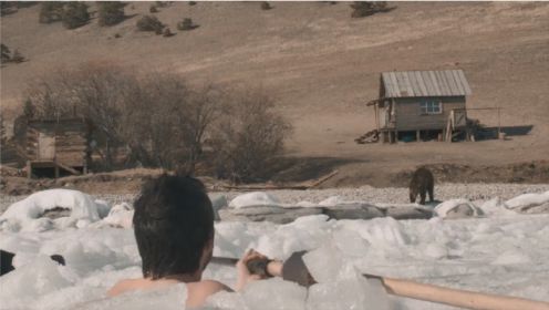 《在西伯利亚森林中》男子在湖边时不幸的遇到了熊，这下倒霉了！