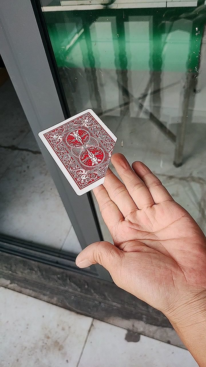 悬浮的纸牌魔术原来太简单了