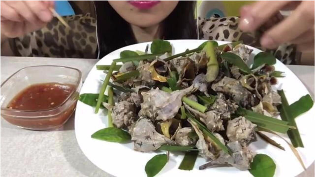 韩国妹子吃海蜗牛,个头虽小,吃着照样很香