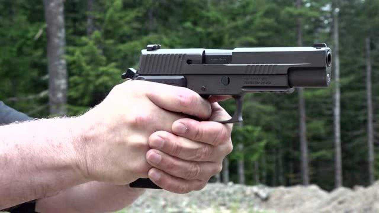 西格绍尔p220手枪最好的手枪之一性能可靠不输伯莱塔1911