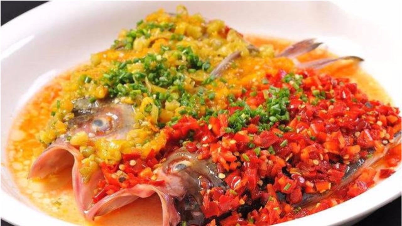 双色剁椒鱼头家常做法,香辣过瘾,回味无穷,看着都流口水!