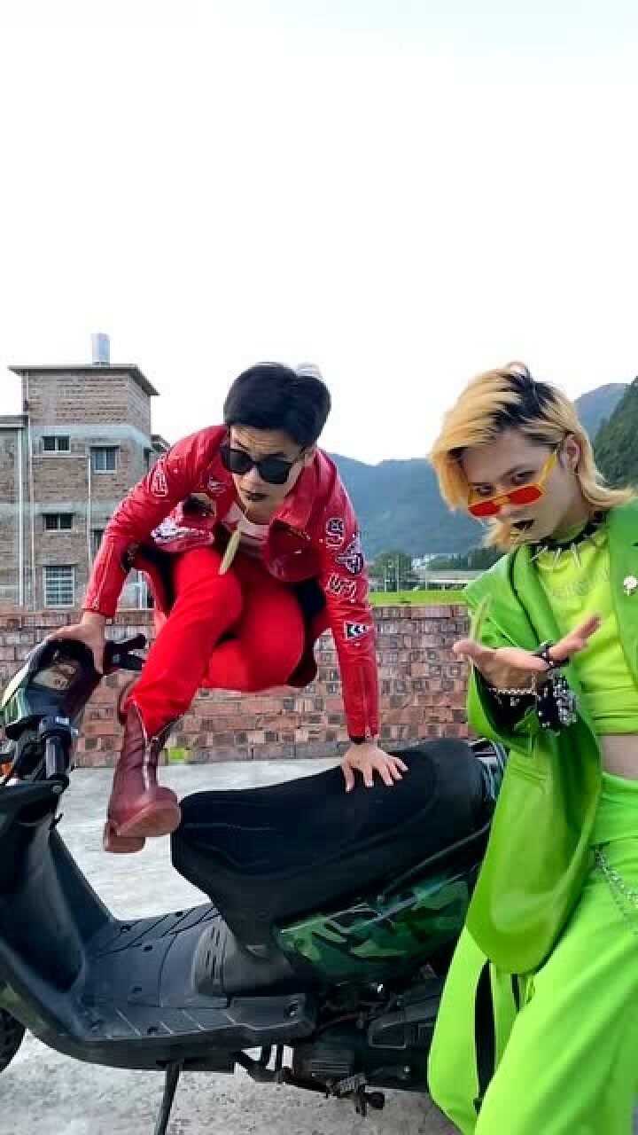 "阴兵"五兄弟再帅,能帅得过我们兄弟俩吗?