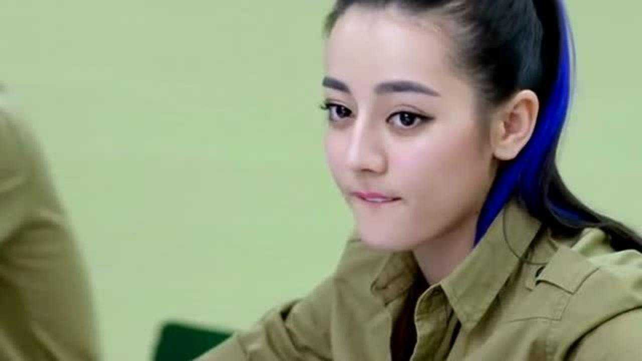 关小迪考试一题都不会,谁知用一块巧克力,竟把学霸收买了!