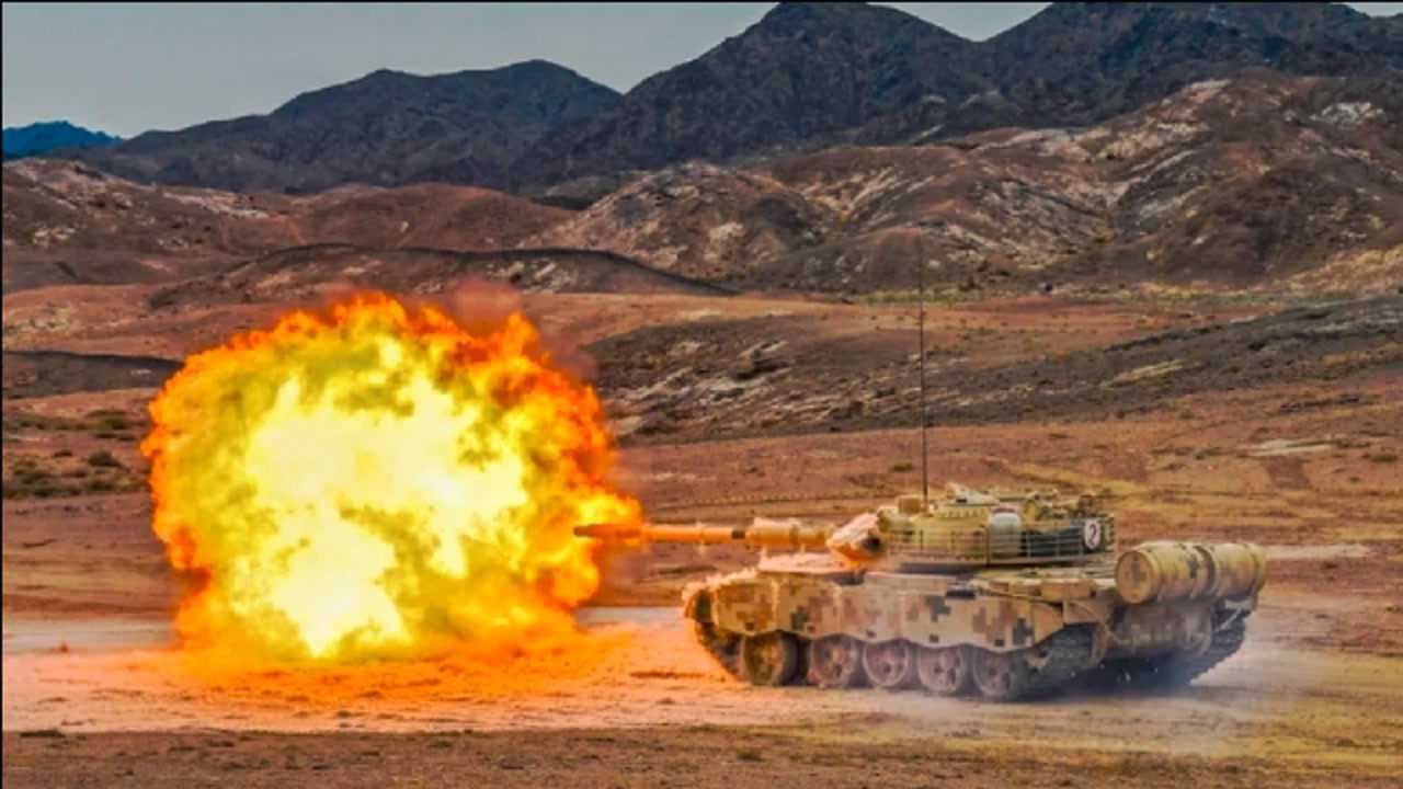 天山脚下炮声轰隆实拍西部战区陆军多兵种协同火力打击敌阵地