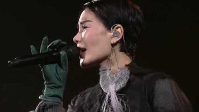 王菲演唱经典歌曲《尘埃》,现场犹如仙境一般,太好听了!