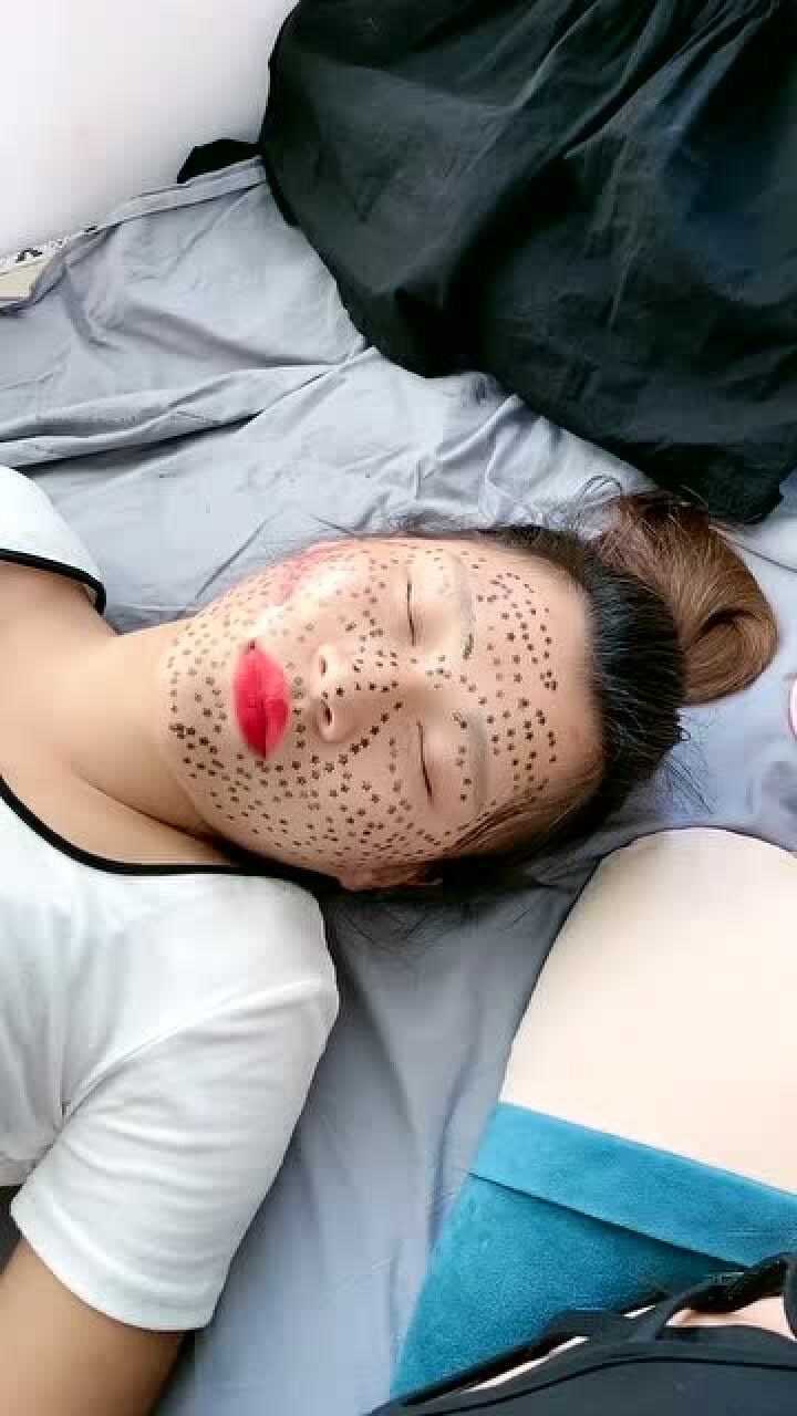 这小孩居然趁大人睡觉在他们脸上画画!