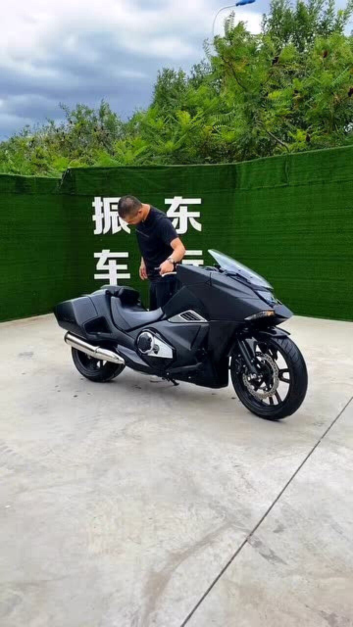 本田蝴蝶nm402摩托里的怪兽整体成色干净利落外观相当霸气