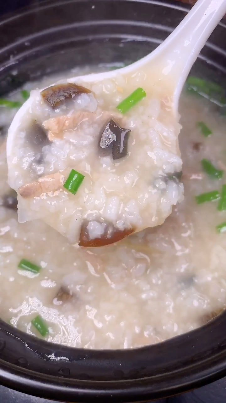 如何快速的做出既嫩滑又养胃的皮蛋瘦肉粥