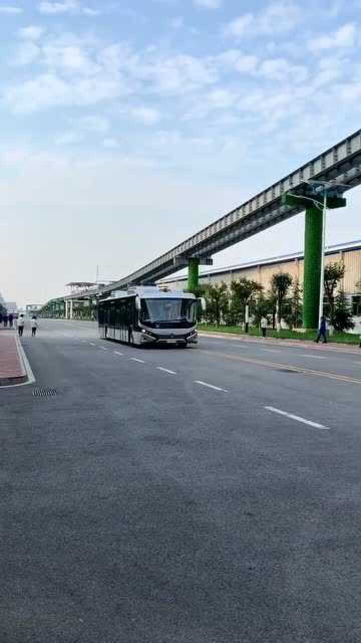 比亚迪大巴新车型k10霸气侧漏呼啸而过