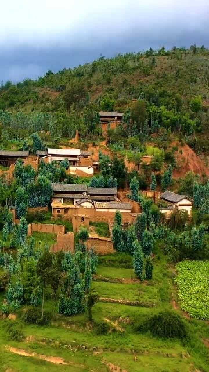 在云南的一个山村里只剩下一个老人其他人不知去哪了老人每天拉着二胡