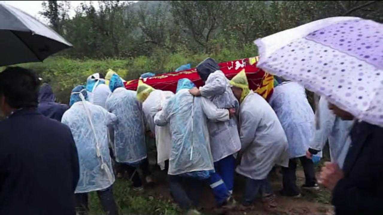 湖南农村下雨天出殡,淋着大雨抬棺材,看着好揪心,还好邻居愿意帮忙