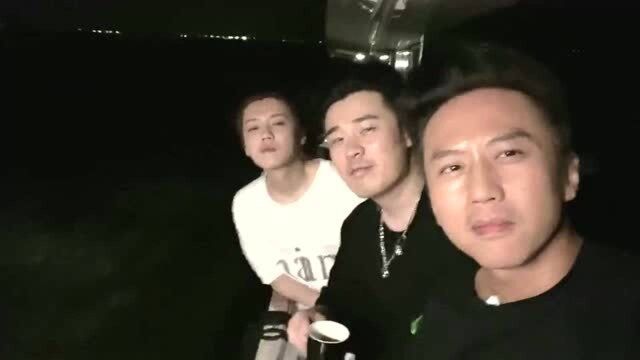 明星的日子就是这么朴实无华,没事吹吹海风,属实让我羡慕!