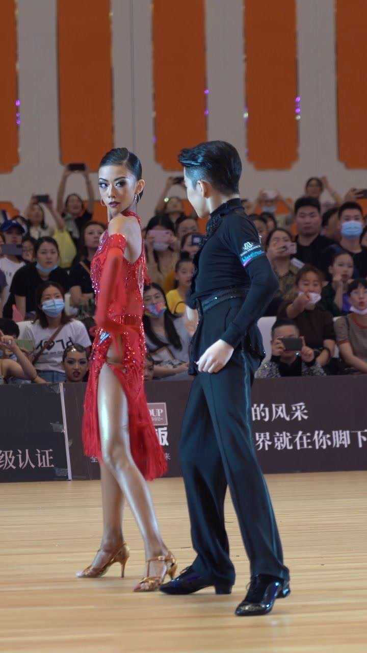 墨茉组合恰恰佑佑还是那么帅气茉晗升组后穿花衣服美极了