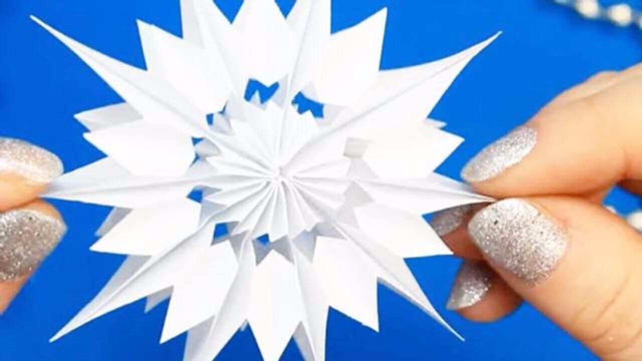 剪纸教程手工师用白纸做了一个好看的雪花