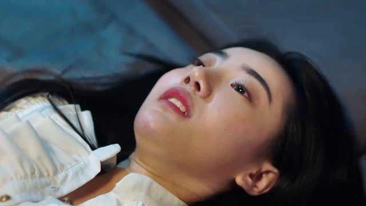 美女去给房东交房租，房东却搞小动作，美女瞬间明白一切_高清