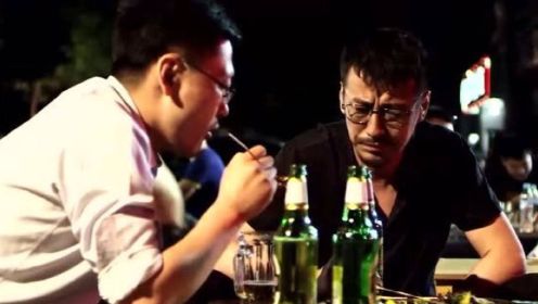 《搞定女神的N种魔法》：韩建国喝闷酒，同学在旁安慰，并为他出招