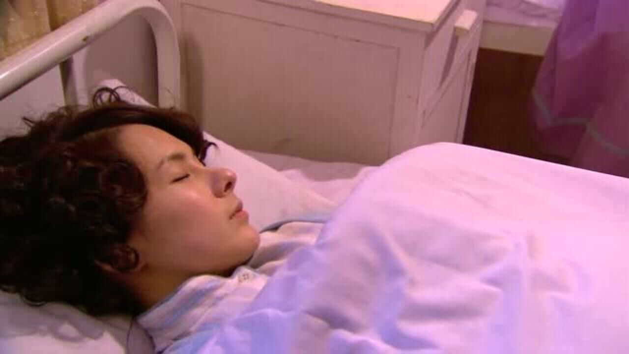 寒冬害怕再出什么状况朱雨辰在床前守护了杜晴庭一夜