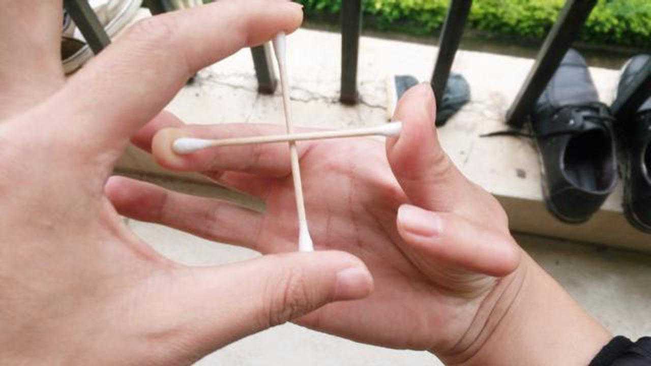 魔术教学两根牙签相互穿透手指不放开这个魔术你学不会
