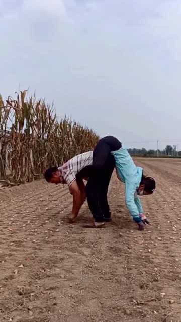 别人背对背拥抱我俩背对背缠腰就是简单的想这样种蒜头能快点