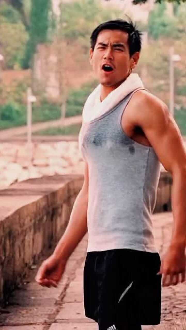 彭于晏从180斤到拥有8块腹肌张钧甯十年坚持晨跑成冻龄女神