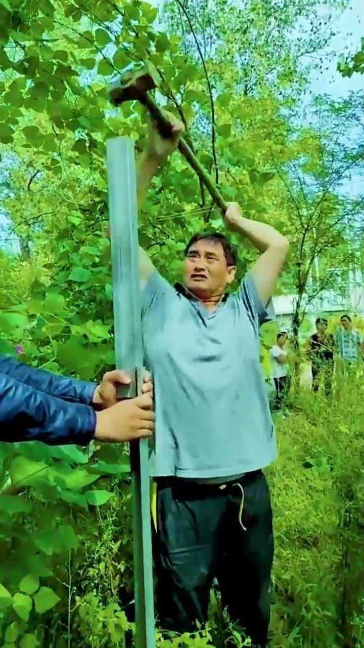 大衣哥在菜园子里干活,拿着个大锤砸来砸去,真是标准的农民工!