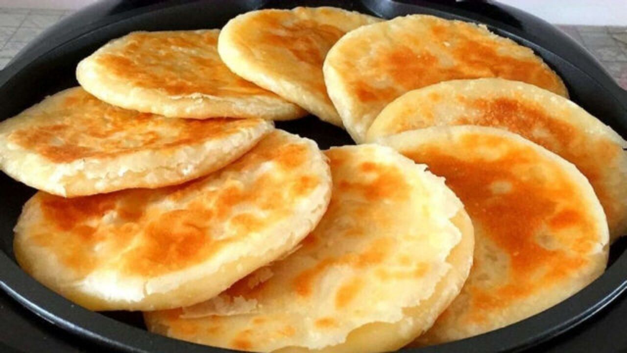 家常芝麻糖饼做法,不用发面,开水一烫,外酥里软,比买的还好吃