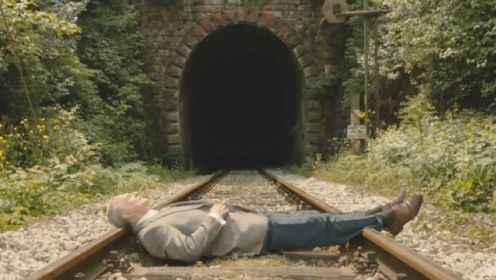 喜剧片：儿子当上火车司机后，每天盼着自己撞死人，父亲只好亲自躺铁轨上