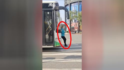 网传女子因没上去公交车站在车前挡路 被公交司机开车推行