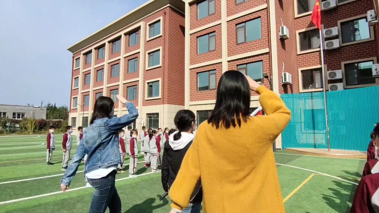 私立青岛智荣小学(城阳京华校区)入队仪式-出旗