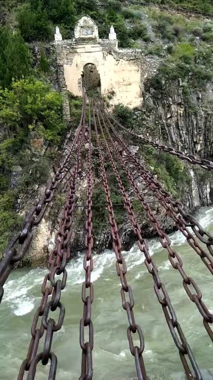 当年泸定桥就是这种铁索,下面波涛汹涌的大河,看着就害怕