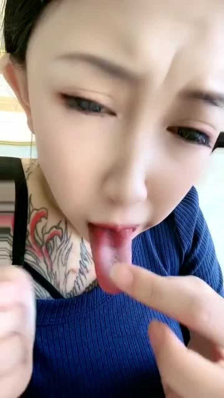 美女舌头真长,拉出来超过10厘米,这谁能受得了!