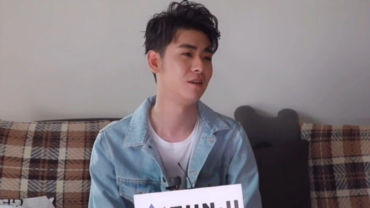 张云雷接受采访谈干一杯的创作过程