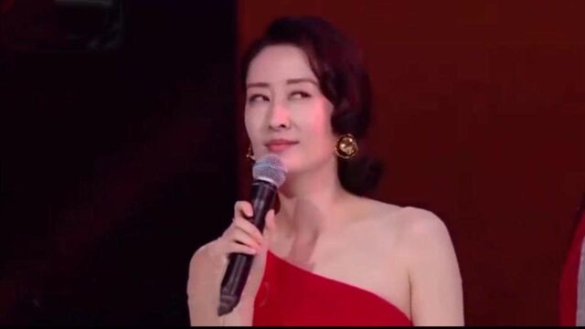 刘敏涛演唱太过投入表情管理失控,满脸都是戏,姐就是这么拽!