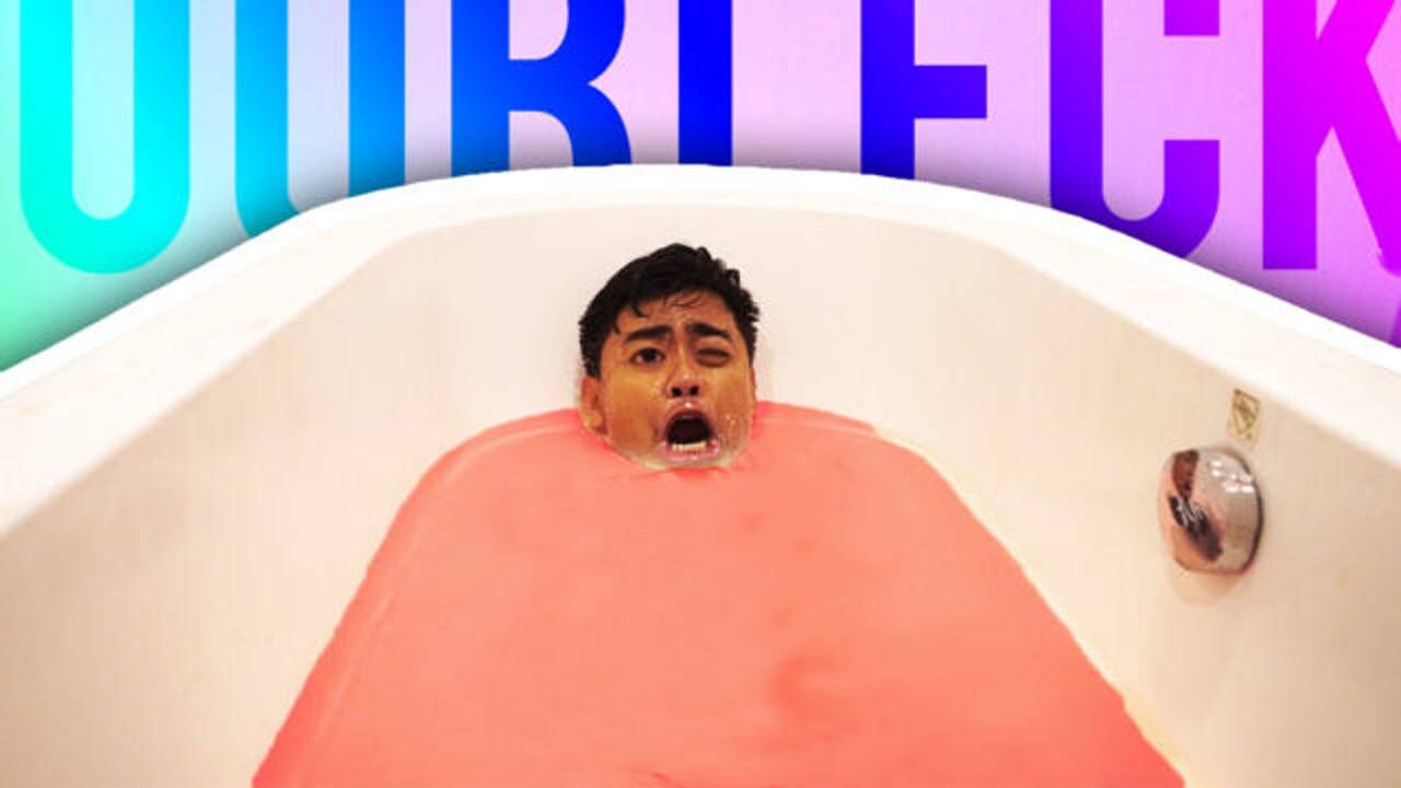 小伙在非牛顿流体里泡澡结果会发生什么下一秒后悔了