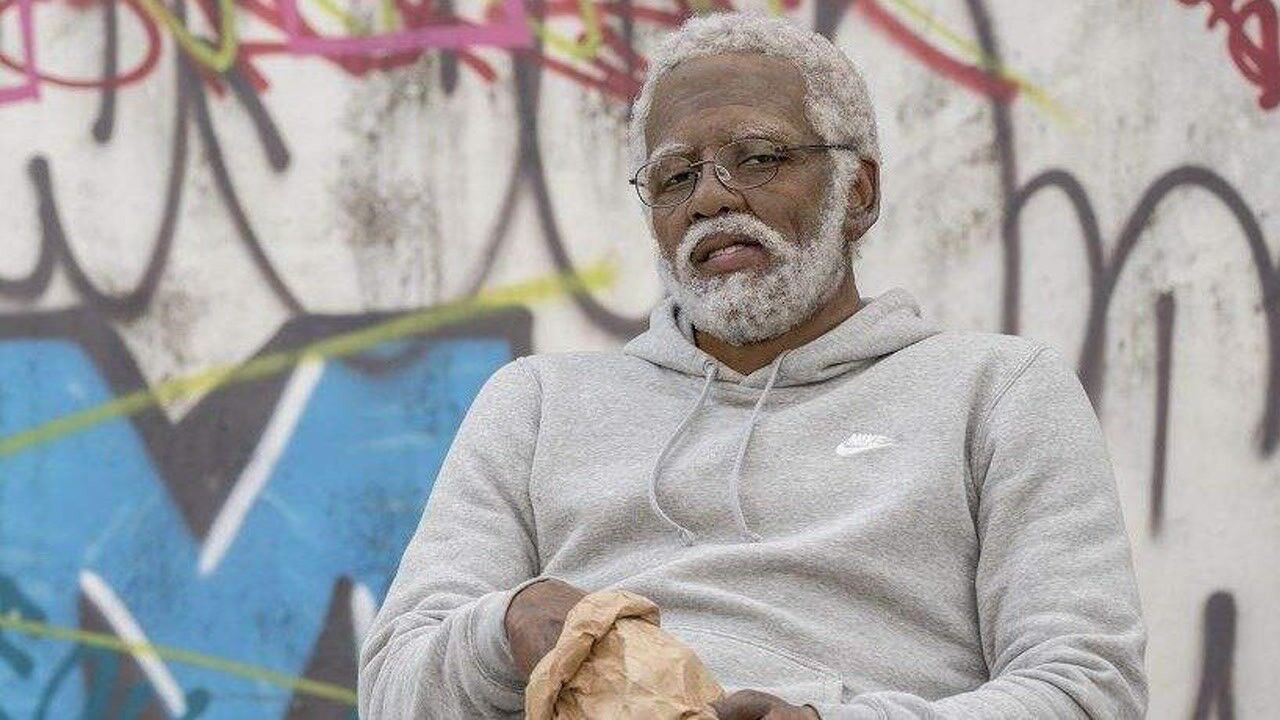 欧文假装老人打球,这下可吓坏了球场上的年轻人!