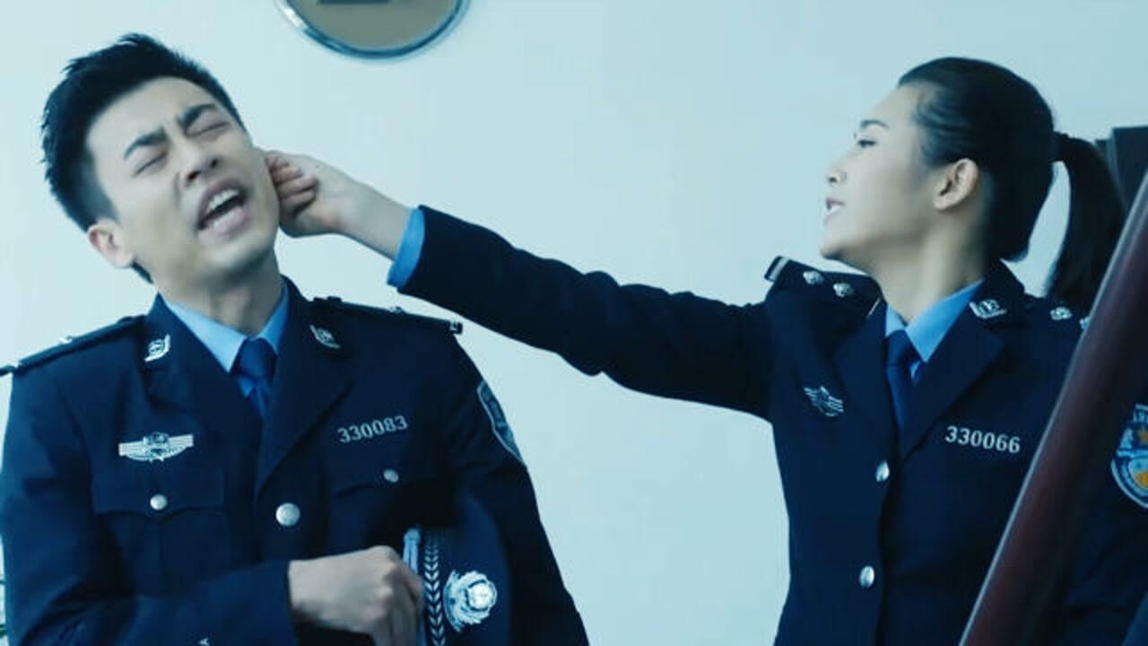 警察锅哥锅哥得罪警花她直接上手揪耳朵这对小情侣在讨论什么