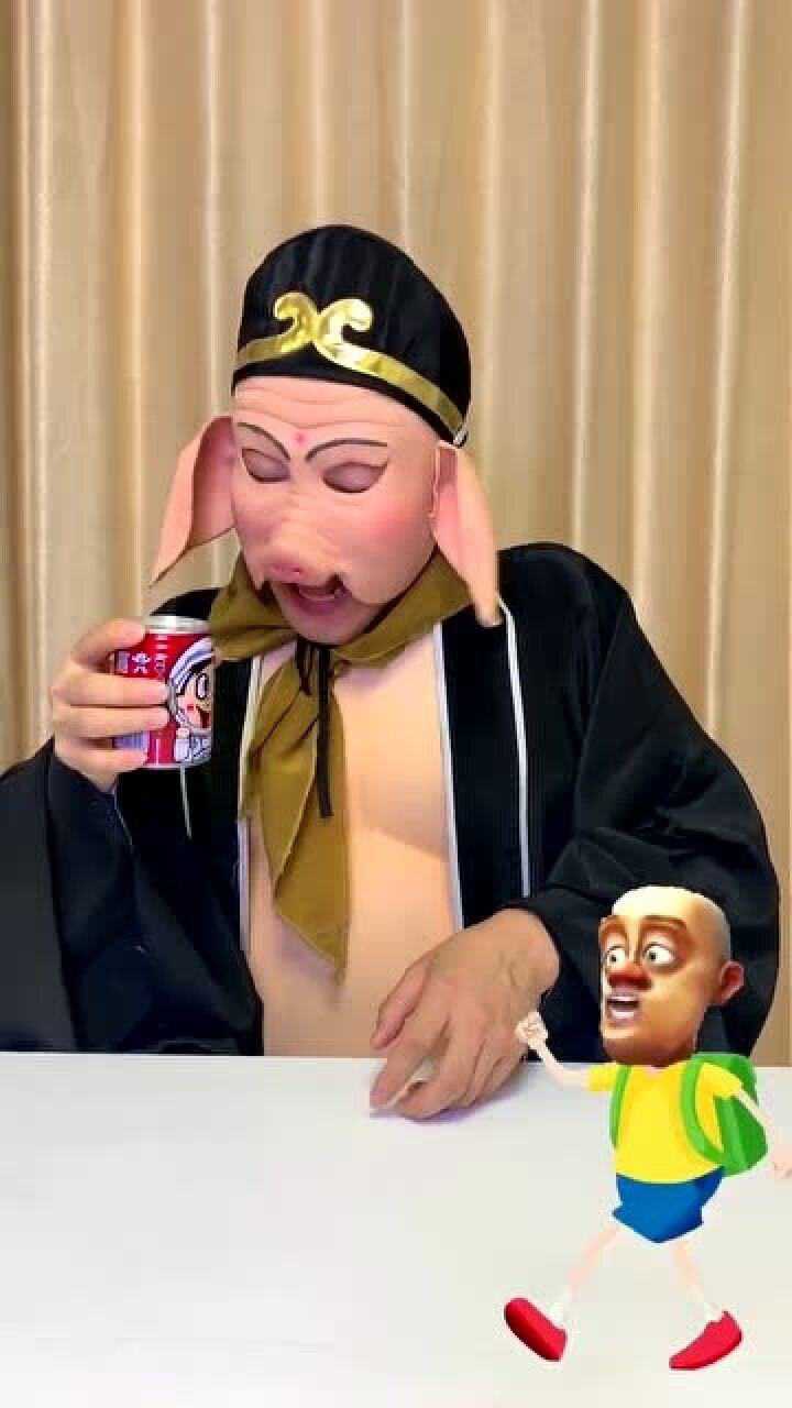 光头强去学校猪八戒送给他一瓶牛奶在路上喝