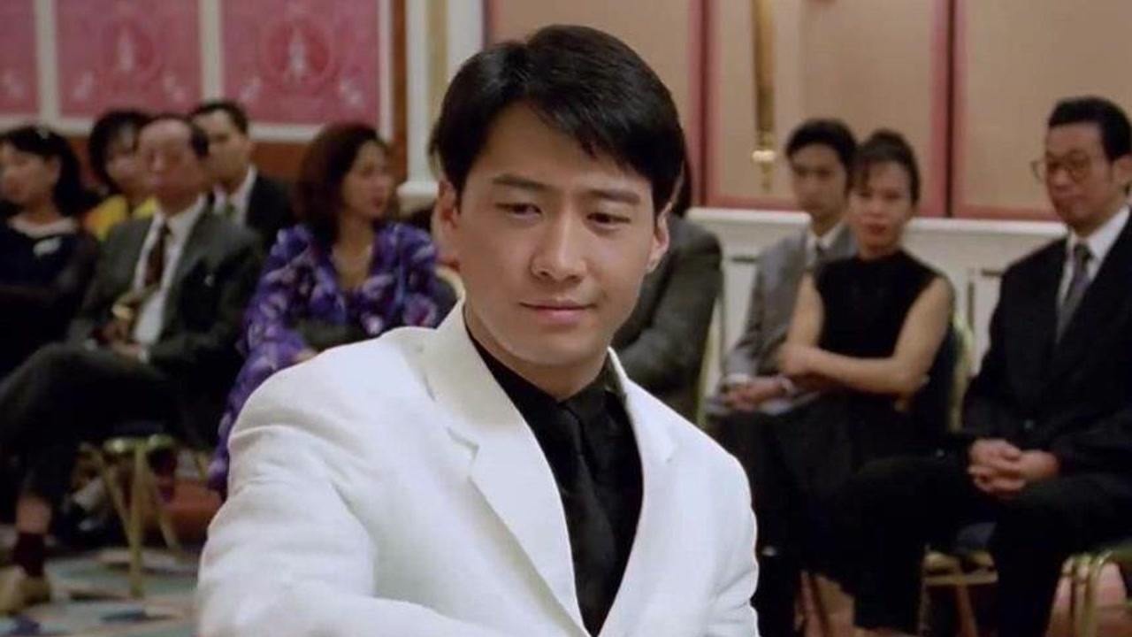 富婆看不起少年赌神赌神高进直接跟她梭哈还拿出了银行本票