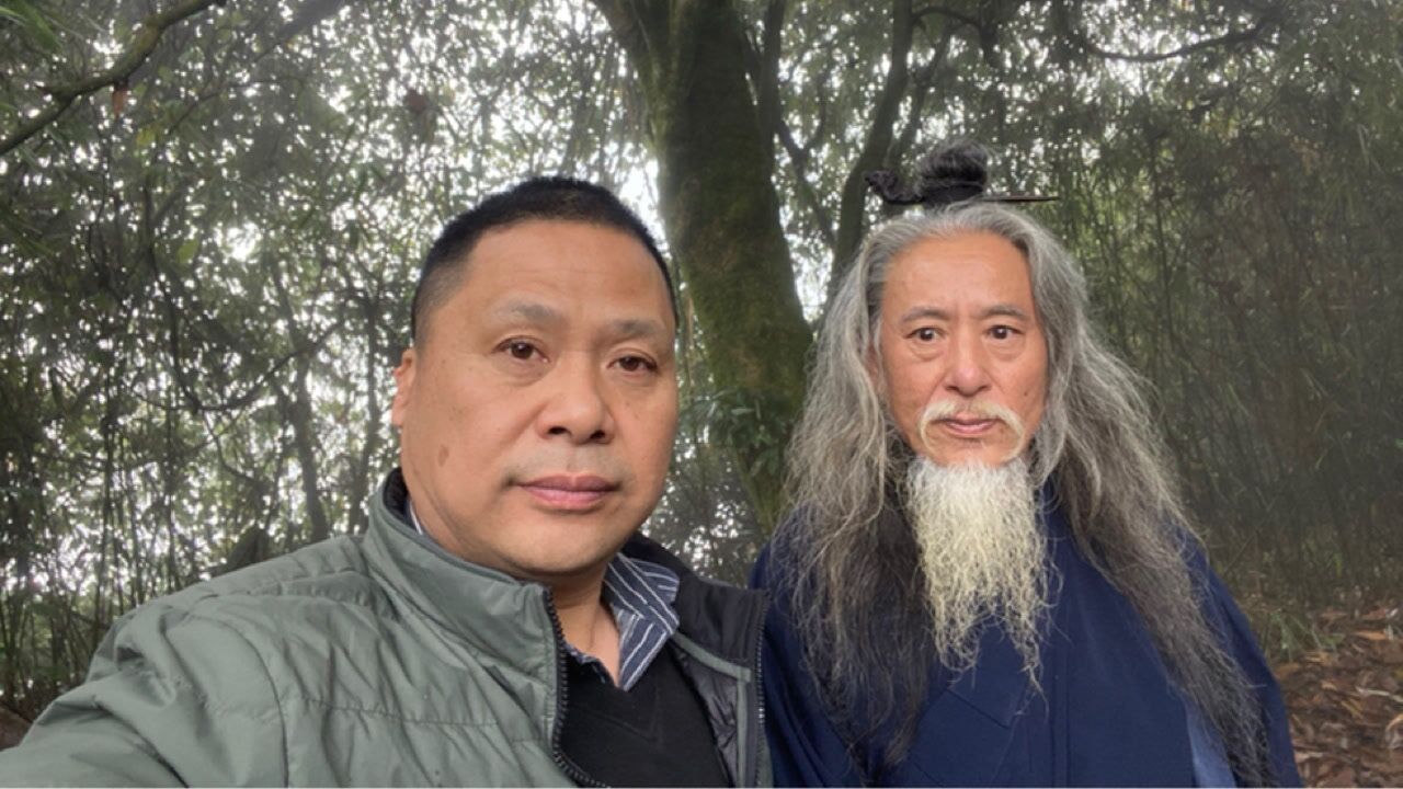 青城山84岁道长双手皮肤光滑细腻,教粉友们练习全真功夫,好棒,下集