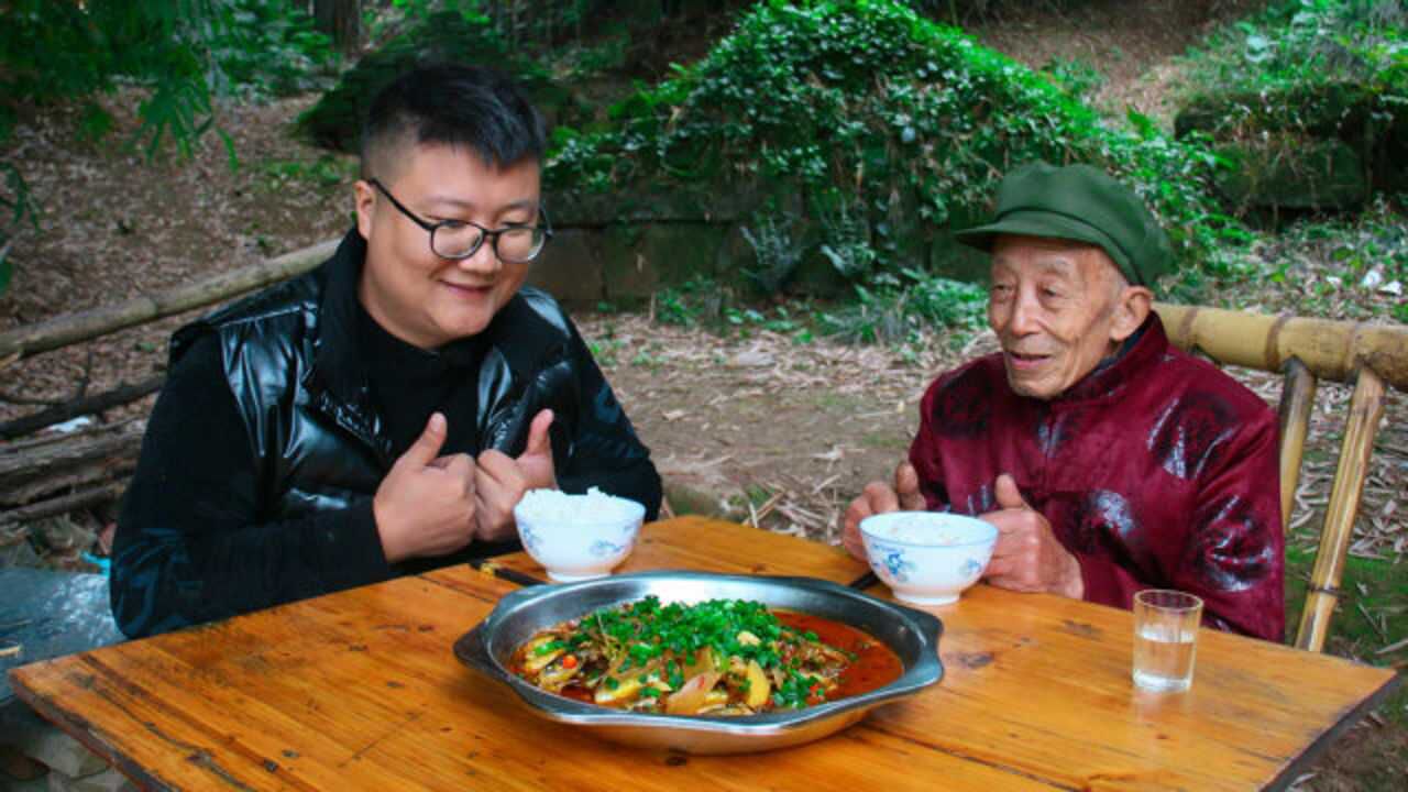 黄辣丁四川人喜欢这样做,阿米秘制"泡菜黄辣丁"阿公解馋了