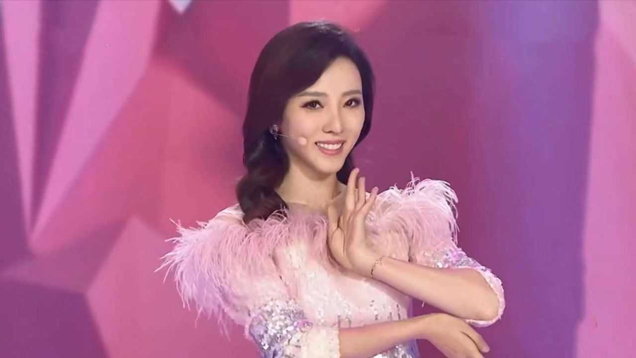 央视女主持人唱歌大比拼董卿真情流露李思思人美歌甜韵味十足