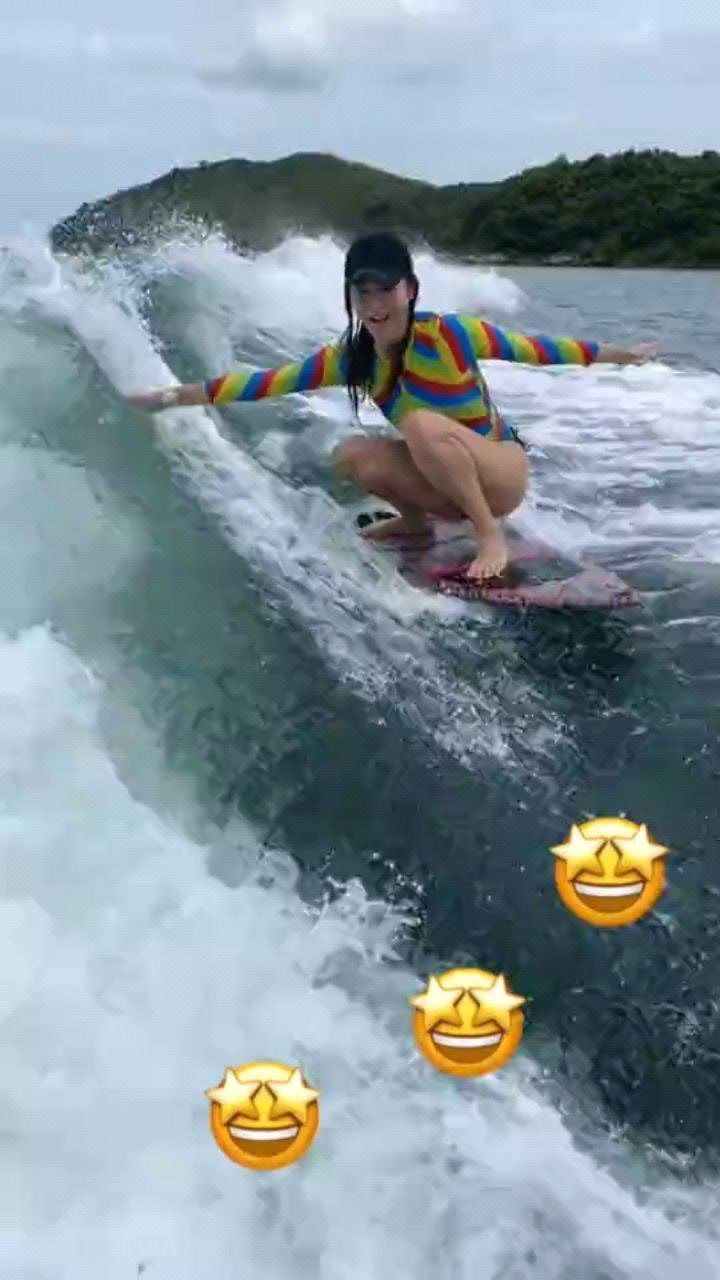 李彩桦,漂亮姐姐水上冲浪,太帅气啦!