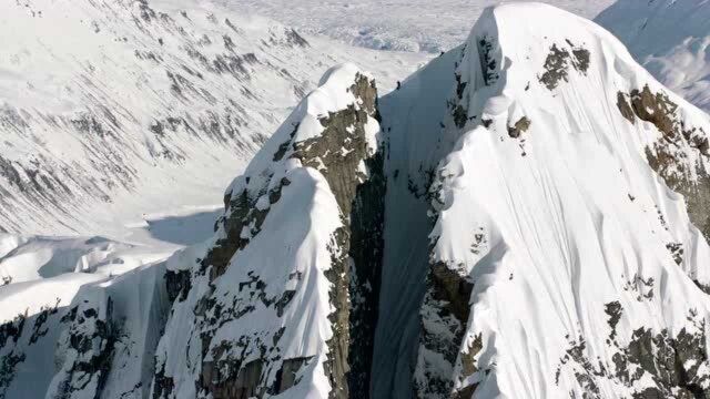 史上最疯狂高山速降滑雪,时速百公里冲下怪兽大裂缝