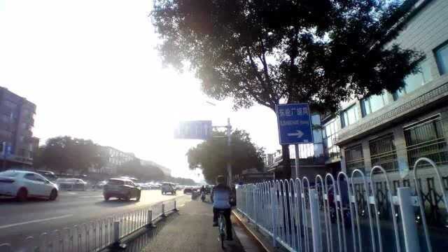 北京地安门西大街骑行街景,厂桥小学就在这里