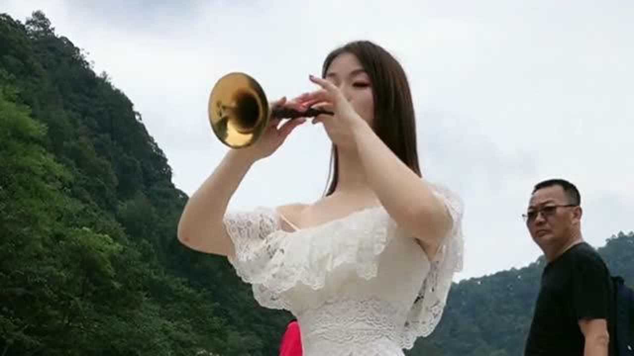 美女唢呐吹奏你潇洒我漂亮经典好听回味无穷