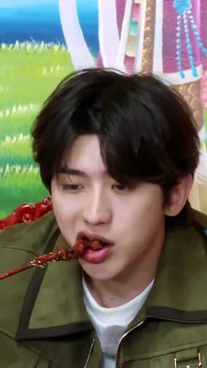 干饭了蔡徐坤吃羊肉串吃得好开心啊