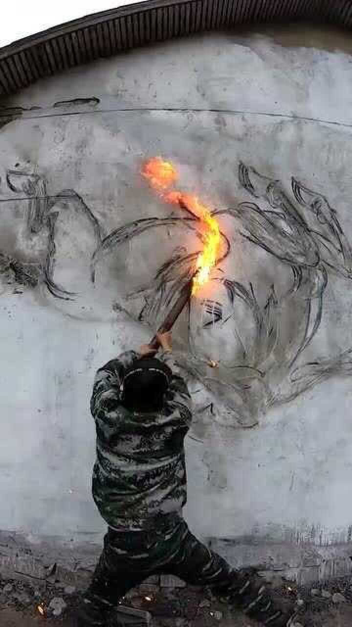 农村大神用烧火棍竟然画出了一幅画五十万能把墙卖我吗