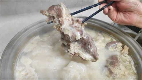 回族师傅教你熬羊肉汤，汤白似奶无膻味，老一辈传统做法零添加